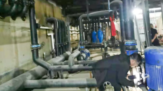 大量違規(guī)地?zé)峋魂P(guān)停，改空氣源熱泵運(yùn)營(yíng)成本僅11.3元/㎡